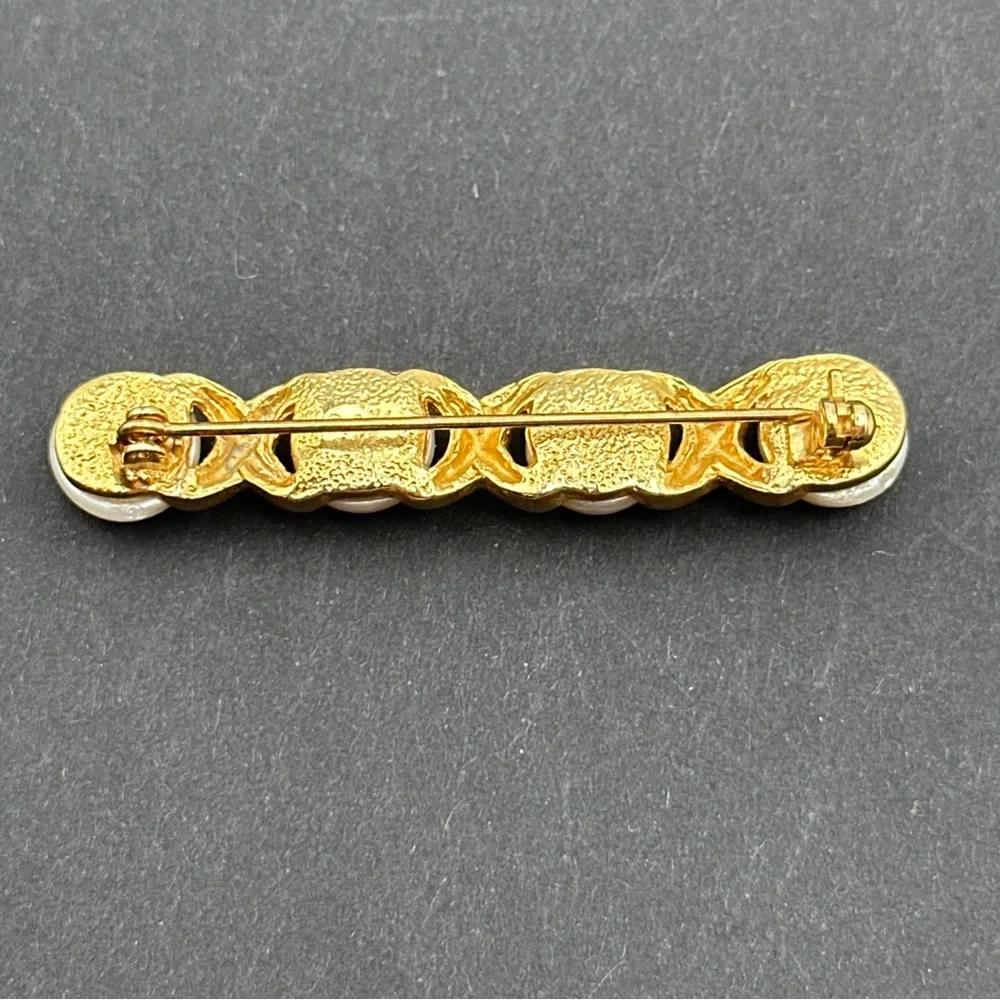 Vintage‎ AAI pearl brooch